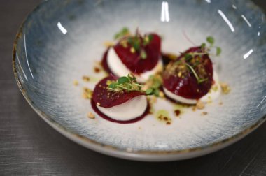 Çilek ve nane aromalı lezzetli peynir.