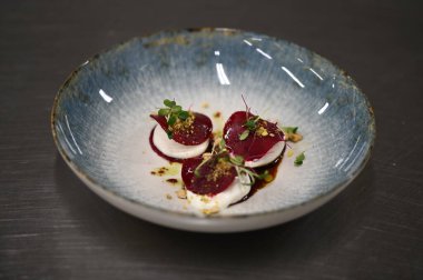 Kırmızı biber, salatalık, domates ve soğanlı bir tabak salata.