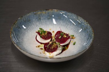 Peynirli ve fındıklı taze salata