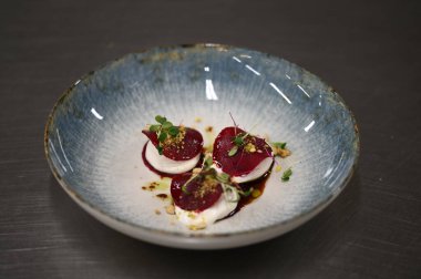 Yakın plan - restoran masasındaki lezzetli gurme yemeği manzarası