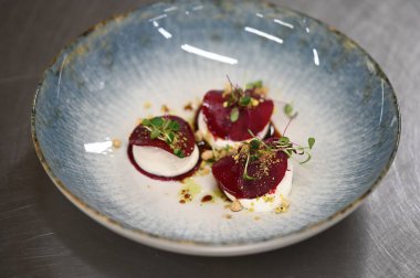 Kekikli pancar ve peynir