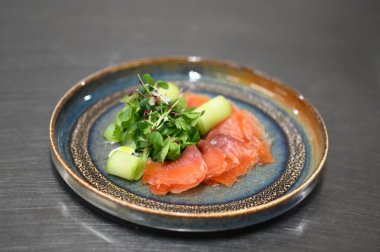 Siyah arka planda Japon yemeği olan somon balığı.