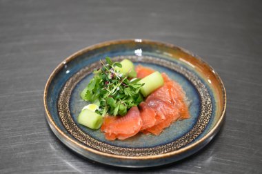 Plaka üzerinde somon balığı