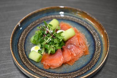 Yeşil salatalı somon balığı yakın plan çekimi.