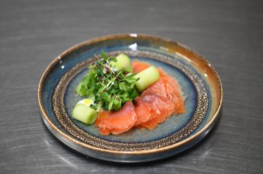 Japon suşi somon ile