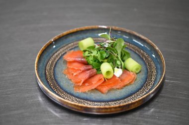 Sebze ve baharatlı taze somon.