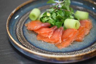 Taze yeşil salata ve limonlu somon.