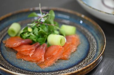 Plaka üzerinde somon balığı