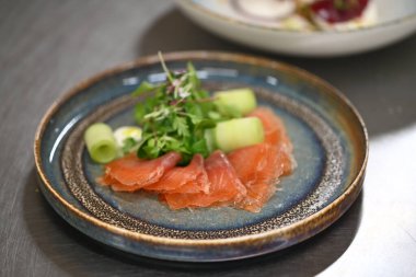 Lezzetli servis yemekleri manzarasını kapatın.