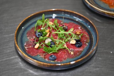 Lezzetli tartar tabakta