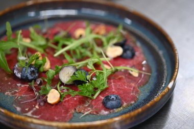 Taze et ve yeşillikleri salatası