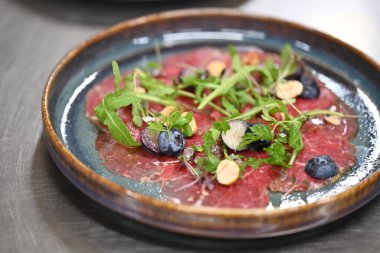 Japon mutfağı. Arka planda taze ton balığı.