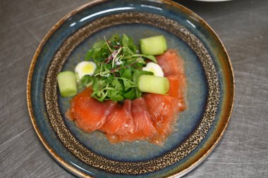 Somon carcio, somon, salata taze yeşil salata, limon ve fesleğen..