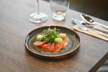 Salatalı somon ve avokado.