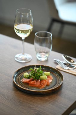 Avokado, salatalık ve limonlu taze somon.