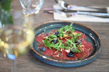 Somon, limon ve nar tohumlu lezzetli salata.