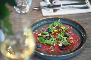 Peynirli ve fesleğenli taze karpuz salatası.