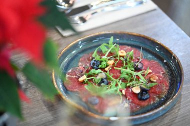 Somon, peynir, kırmızı havyar ve naneli taze salata.