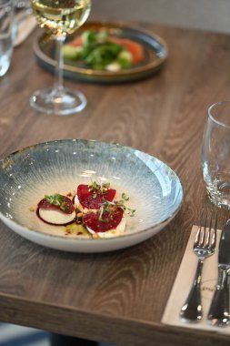 Peynirli taze salata.