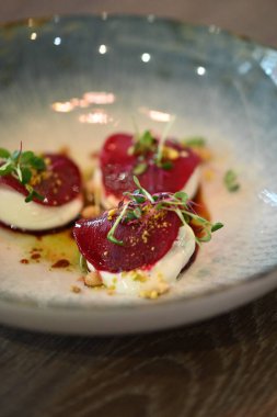 Pancar ve peynirli salata.