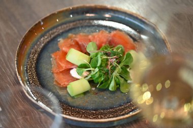 Bir tabak somon ve peynir.