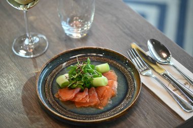 Bir parça salatalı somon.