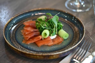 Somon salatası ve avokado ile lezzetli somon bifteği.