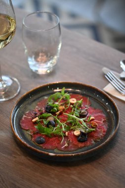 Peynirli, otlu ve baharatlı kırmızı şarap.