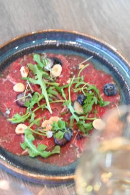 Küçük bir restoranda servis edilen taze sebzeli ve peynirli lezzetli İtalyan salatası..