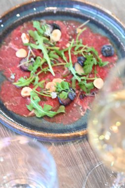 Bir bardak şarap ve kırmızı şaraplı bir şişe şarap..