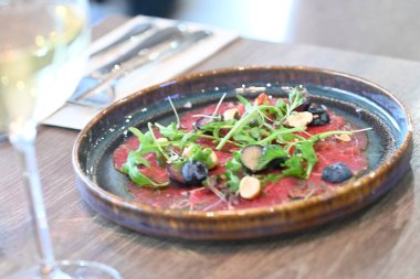 Salata, somon ve sebze tabağı.