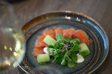 Masada somon ve peynirli bir bardak şampanya.