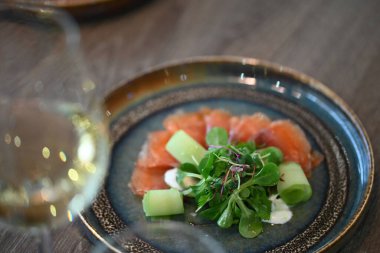 Somonlu taze salata.