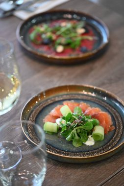 Yakın plan - masadaki lezzetli yemek manzarası