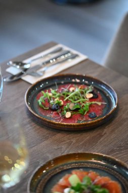 Somon, peynir ve zeytinli lezzetli salata.