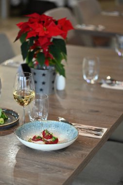 Şarap ve mumlarla dolu Noel masası.