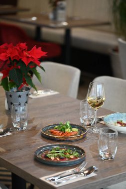 Noel yemeği için masayı hazırla.
