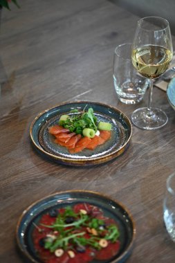 Somon ve kuşkonmaz salatası.