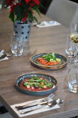 Tabakta lezzetli yemekler, yakın çekim.