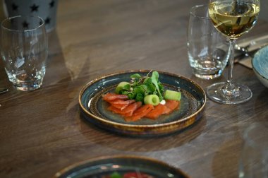 Masada lezzetli yemekler var.