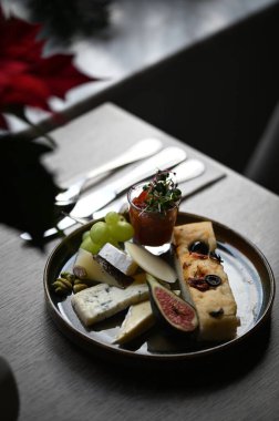 Lezzetli, iştah açıcı, etli ve sebzeli peynir.