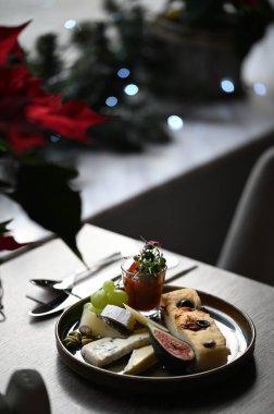 Kırmızı şaraplı Noel masası.