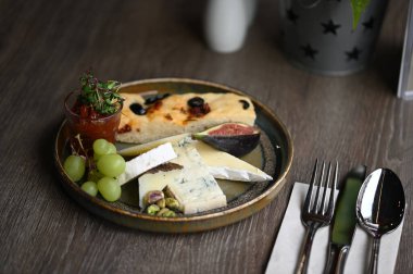 Masada lezzetli yemekler var.