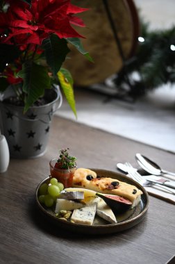 Kırmızı ve beyaz şaraplı Noel yemeği masası.