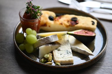 Lezzetli peynirli ve salamlı tabak.