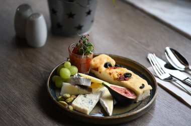 Gözleme ve meyveli kahvaltı.