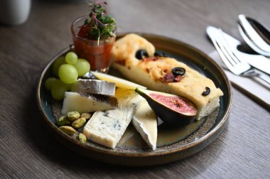 Peynirli peynir tabağı, bal ve fındık