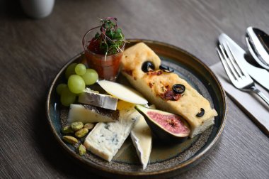 Meyveli ve peynirli leziz krepler, peynir tabağı.