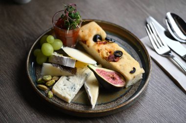 Lezzetli ve lezzetli kahvaltı tabakta, peynir tabağında