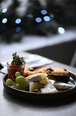 Noel yemeği ve peynir tabağıyla Noel sofrası.